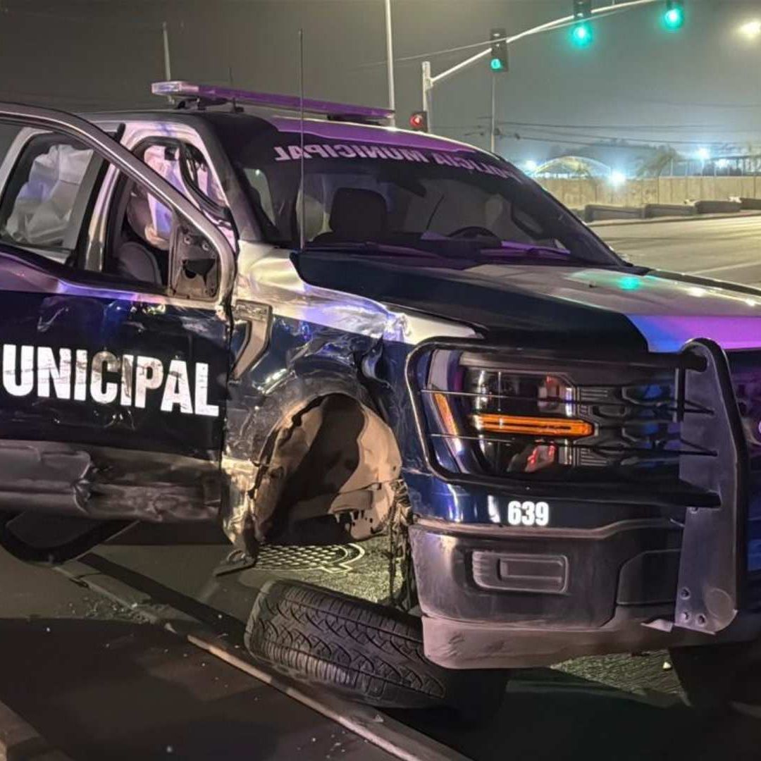 Un vehículo intentó dar paso a una patrulla de la Policía Municipal